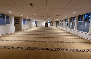 Op de foto is een islamitische gebedshal te zien.
