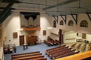 Op de foto is het interieur van een kerk te zien.